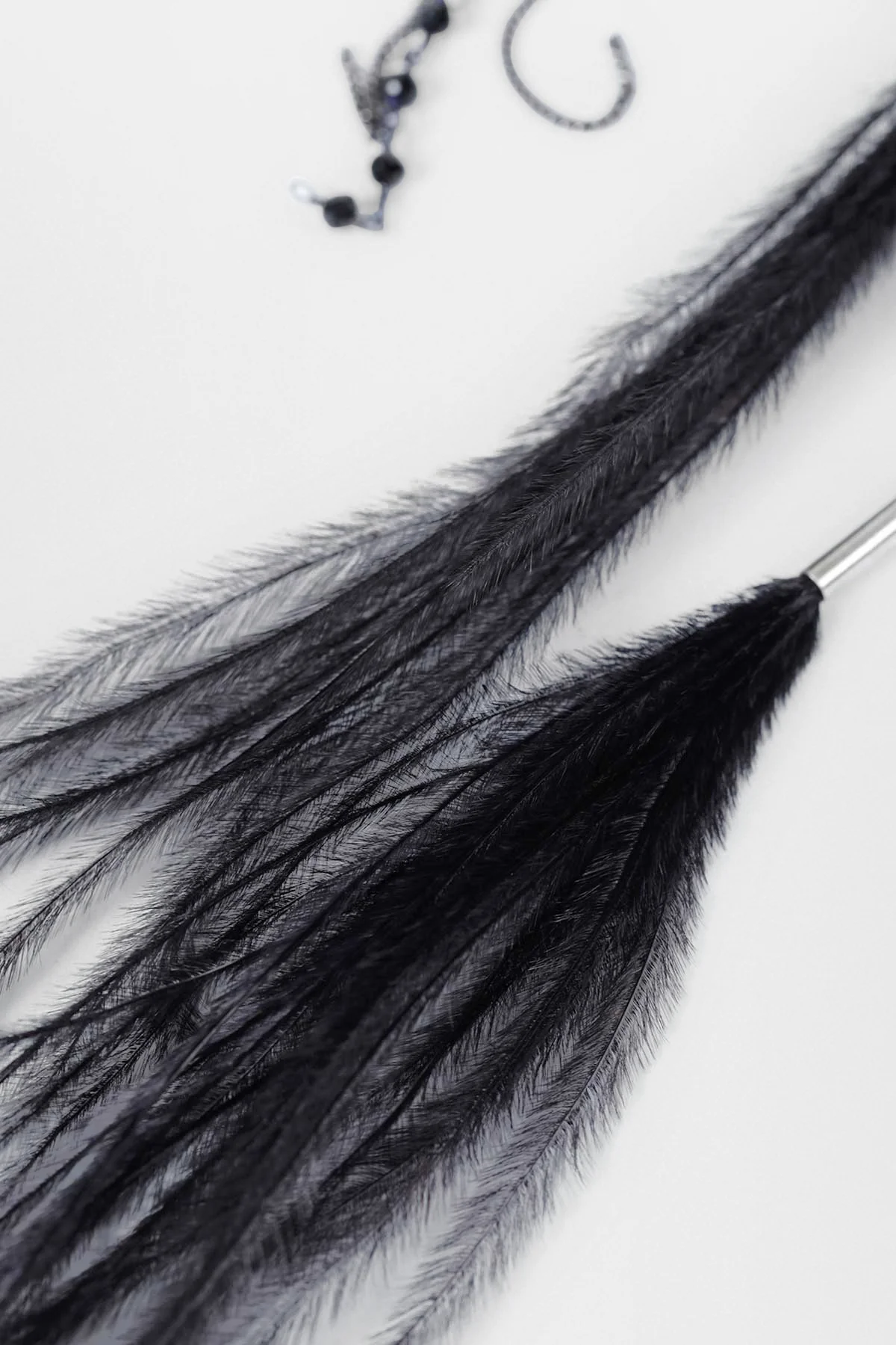 Goia Earrings with Chains and Feathers - Image 2